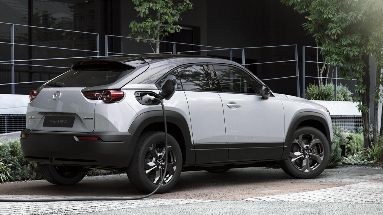 Mazda: le auto elettriche a lunga autonomia inquinano più dei diesel. Ma è davvero così?