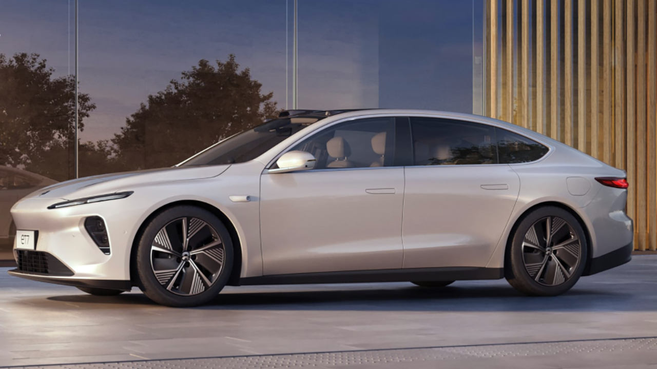 NIO ET7, la berlina cinese che sfida Tesla Model S con autonoma di oltre 1000 km