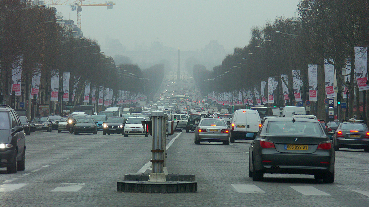 Parigi proibir non solo le auto diesel, ma anche quelle a benzina