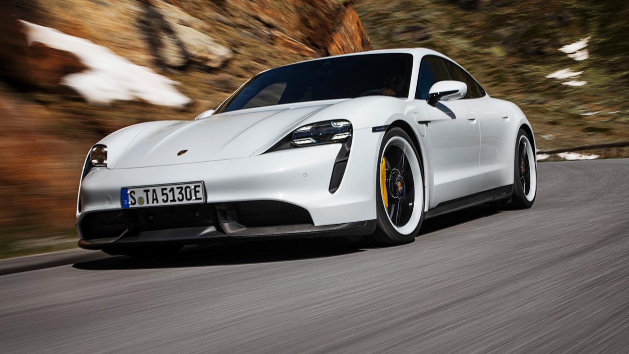 Porsche Taycan, nuovo record sul quarto di miglio per MotorTrend: battuta Tesla