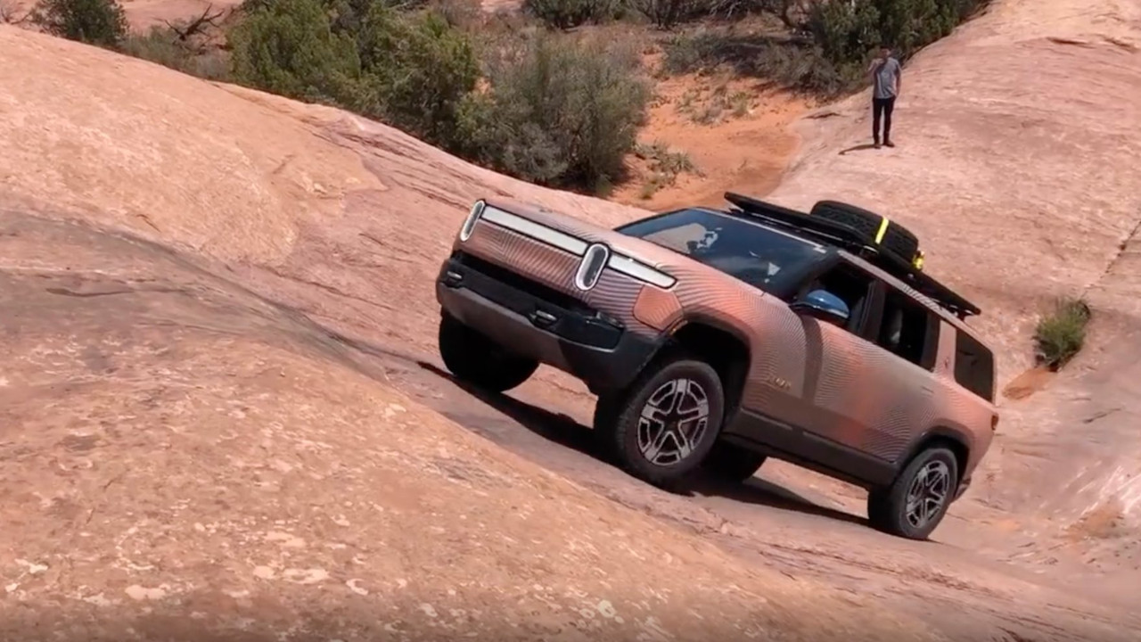 Rivian, il SUV R1S supera salite con inclinazione di 45 gradi nei test presso il deserto del Moab