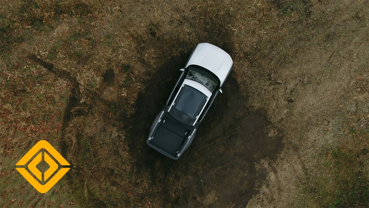 Il pickup elettrico Rivian R1T si esibisce in un 360° sul posto: il miglior modo per far manovra in poco spazio?