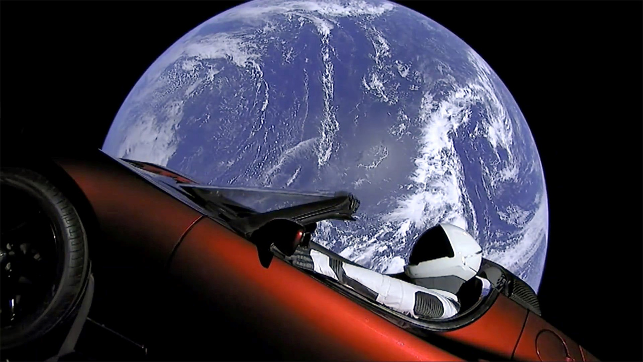 La Tesla Roadster con Starman ha completato la prima orbita intorno al sole