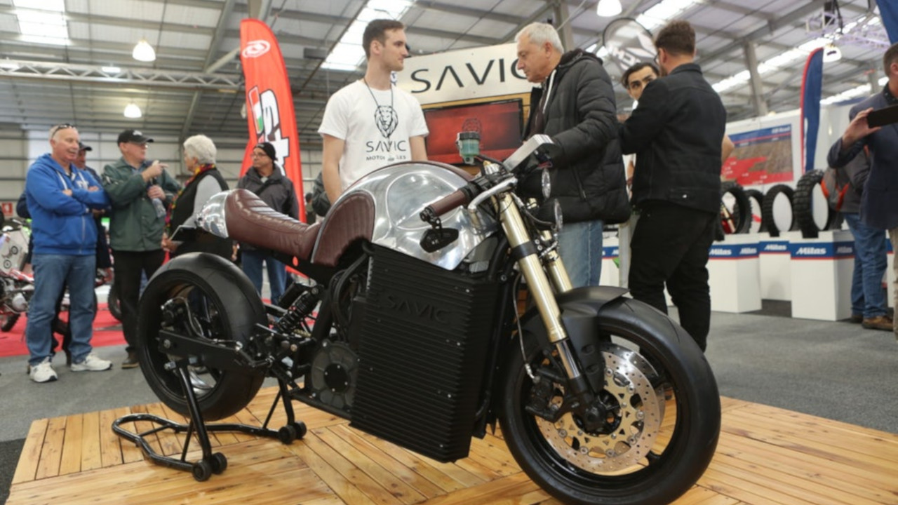 Savic Alpha, la moto elettrica economica in stile café racer: made in Australia