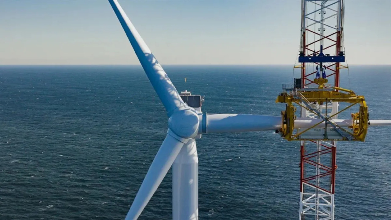 Il primo parco eolico offshore degli USA sta prendendo forma, installata la prima turbina 