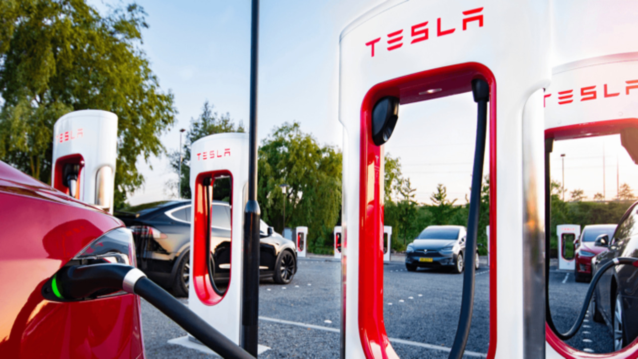 Tesla rivela di poter installare i nuovi Supercharger prefabbricati in soli 4 giorni
