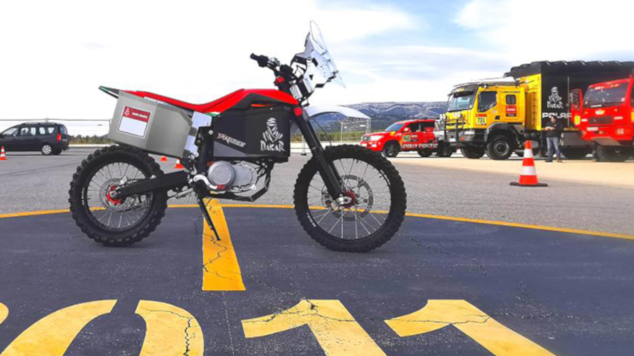 Tacita porta in passerella alla Dakar la sua moto elettrica Made in Italy