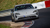 Porsche Taycan stabilisce un nuovo record al Nurburgring per le EV