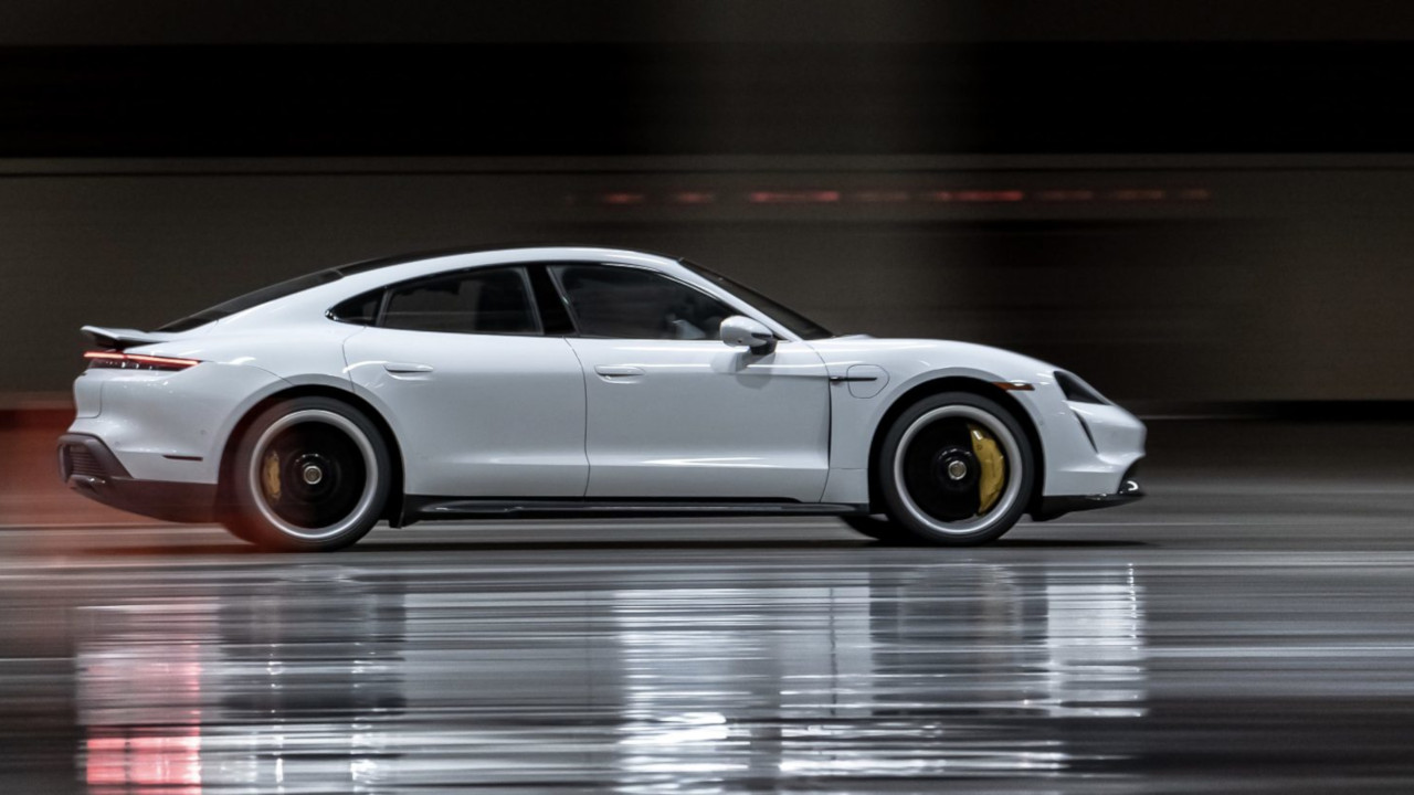 Porsche Taycan da record, oltre 165 km/h in un edificio chiuso: eccola in azione