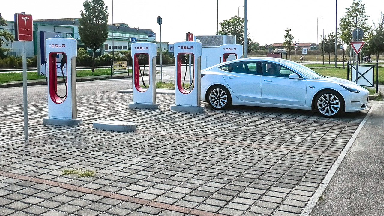 I Supercharger V3 di Tesla saranno costruiti in Cina