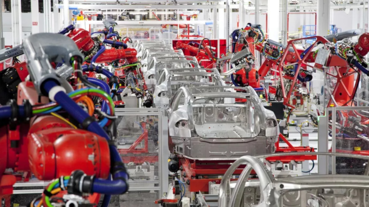 La Giga Shanghai di Tesla riprende la produzione: gli operai vivono, mangiano e dormono in fabbrica
