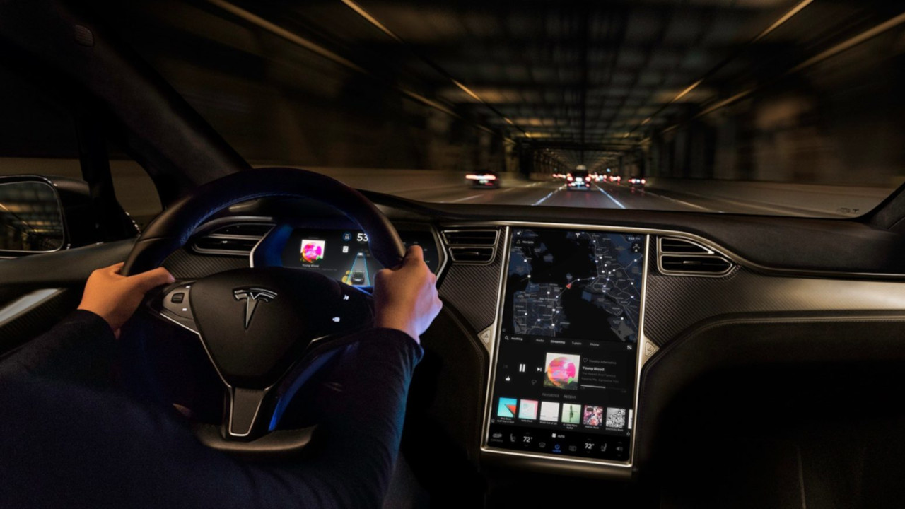 Fuori strada per aver usato il touch-screen della Tesla: patente sospesa perché è dispositivo elettronico