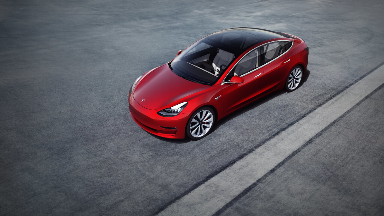 Una Tesla Model 3 con funzione ''vienimi a prendere'': ecco il video della dimostrazione fatta in un parcheggio