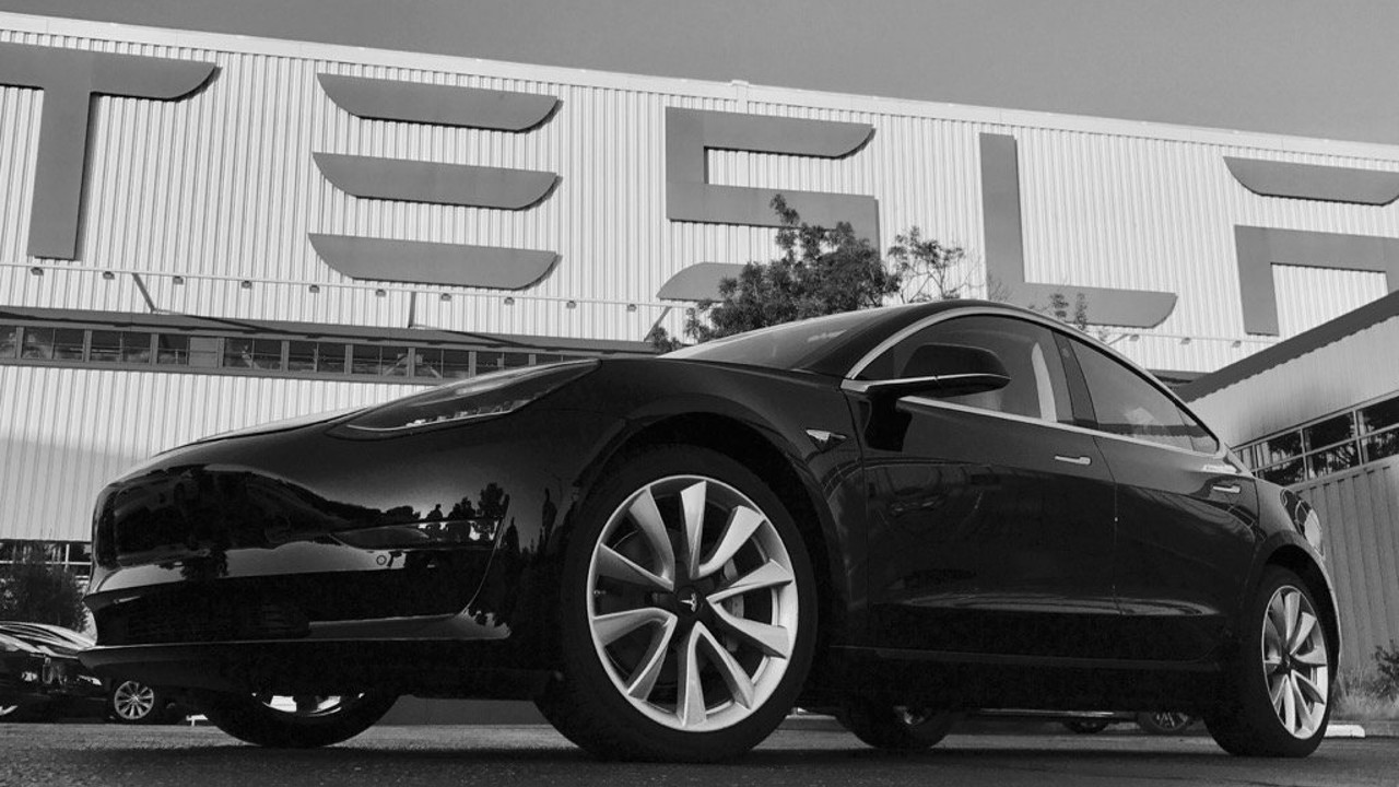 Tesla, problemi nella produzione della Model 3