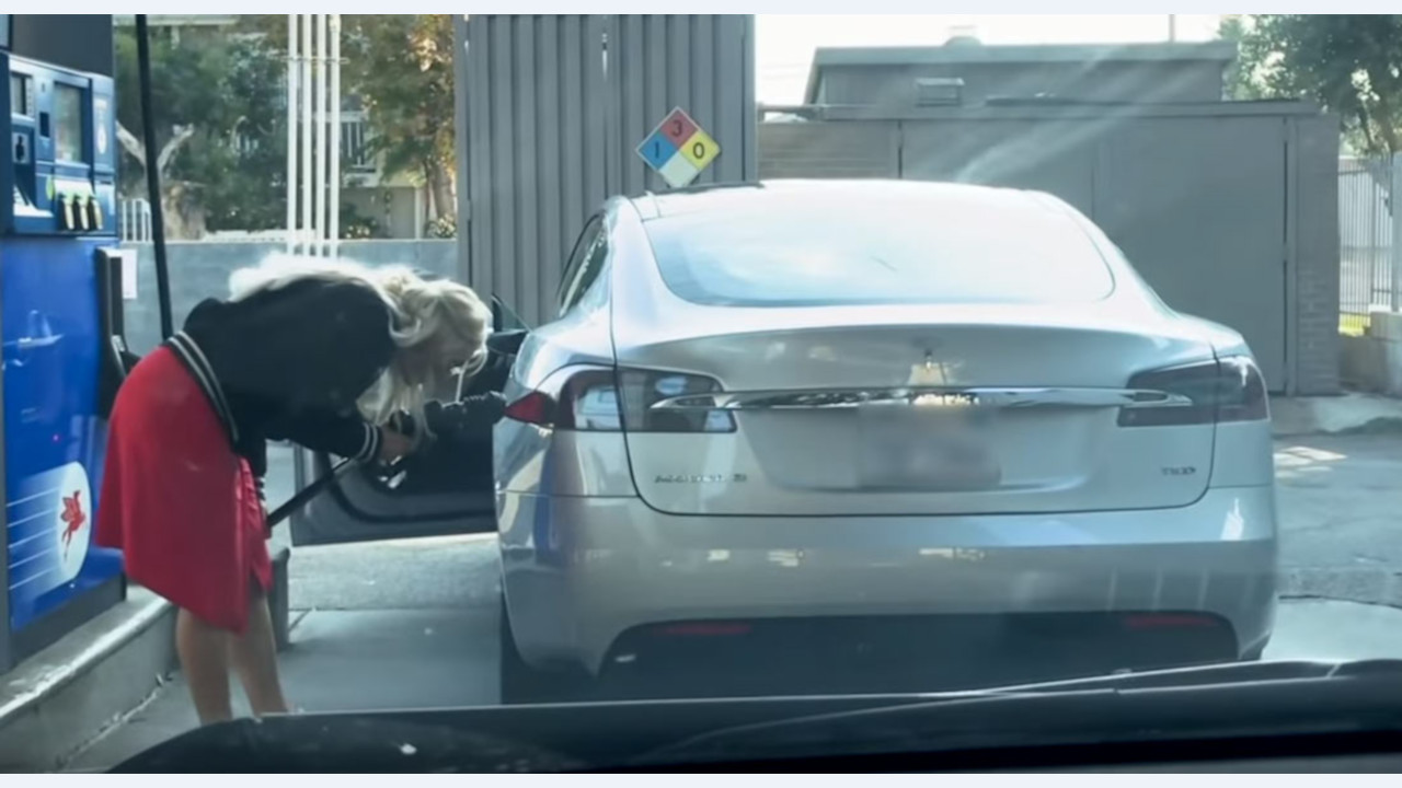 Tesla Model S dal benzinaio per un pieno: ecco il video della gaffe della proprietaria