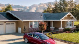 Tesla presenta le nuove tegole fotovoltaiche V3, promettendo costi contenuti simili a quelli di un tetto tradizionale