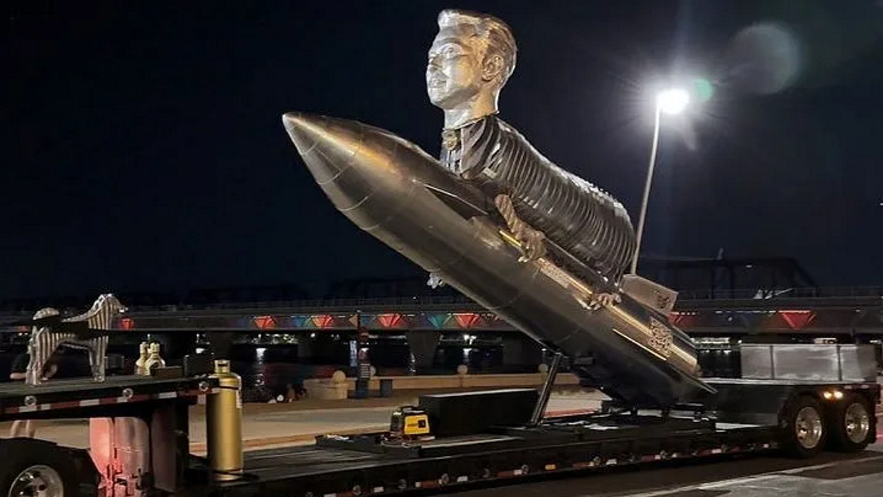 Una statua di Elon Musk di 10 metri e da 600 mila dollari  stata recapitata nella sede di Tesla ad Austin