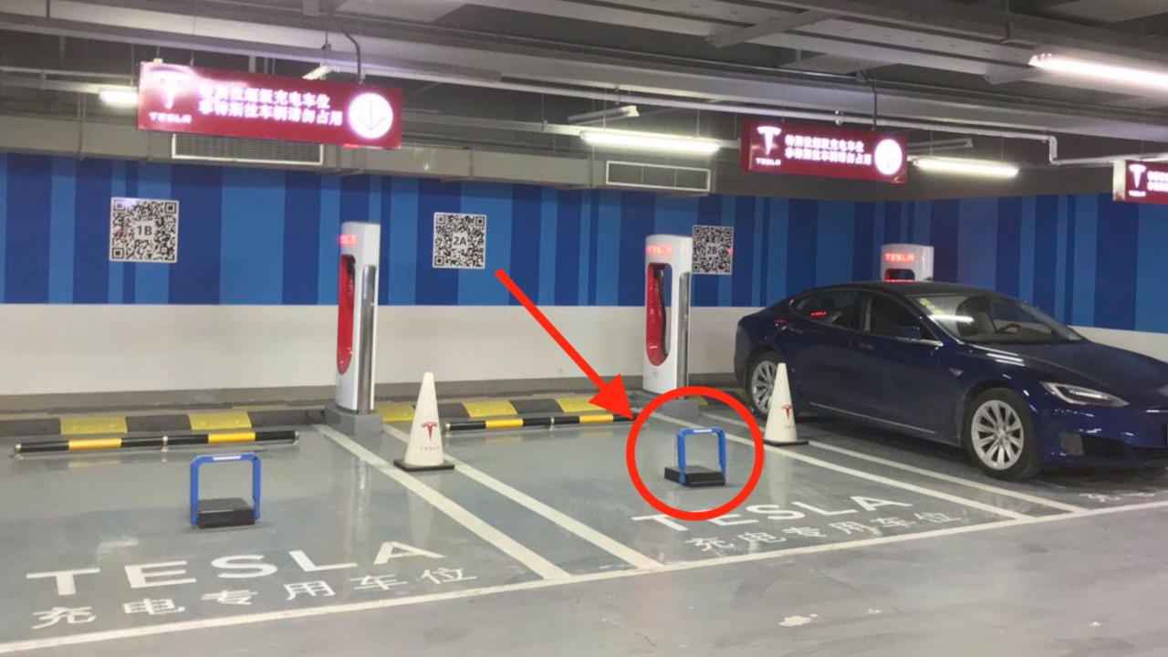 Tesla, lotta alle auto tradizionali che parcheggiano nelle stazioni Supercharger