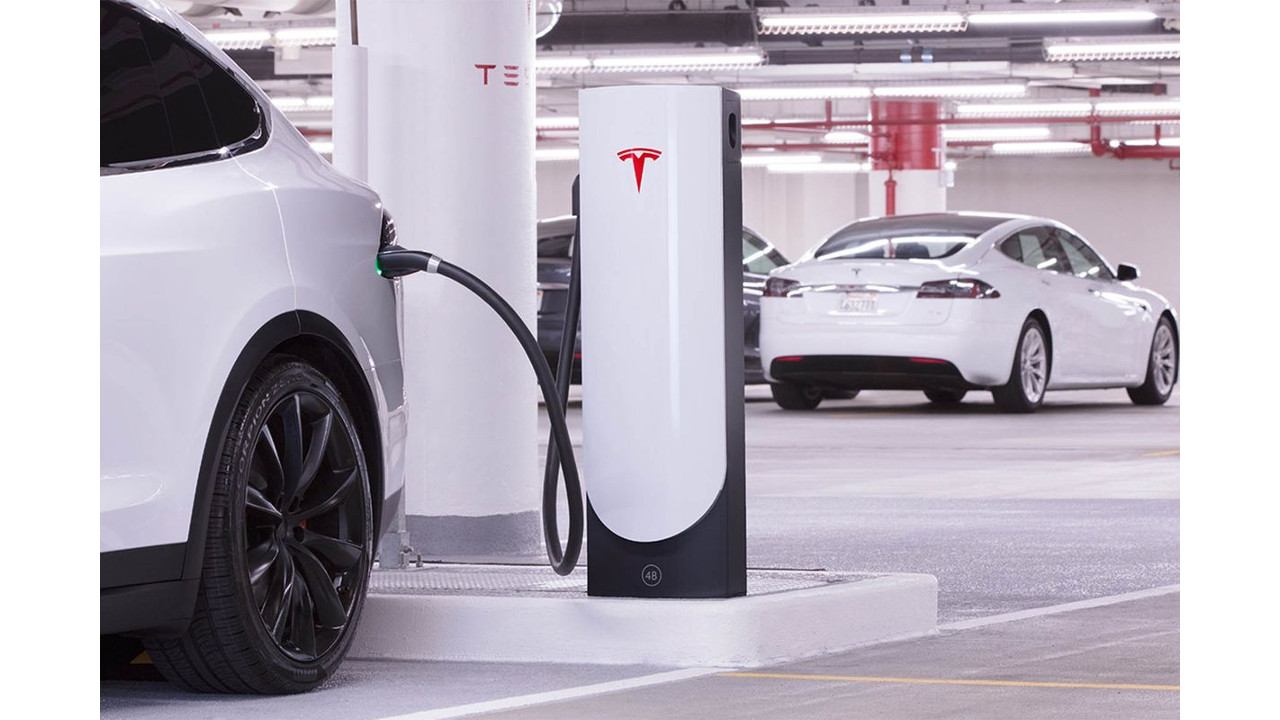 Tesla, stazioni Supercharger più compatte a misura di città