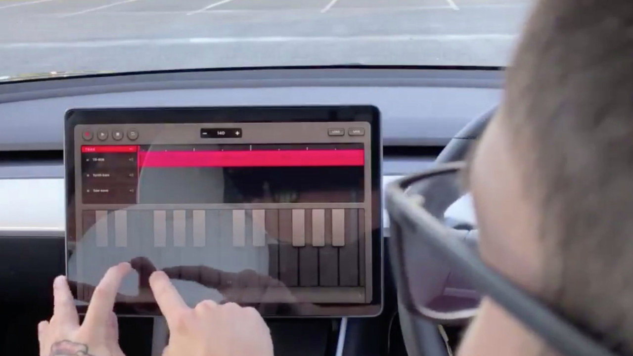 Tesla presenta TRAX, applicazione musicale per suonare e comporre seduti nella propria auto 
