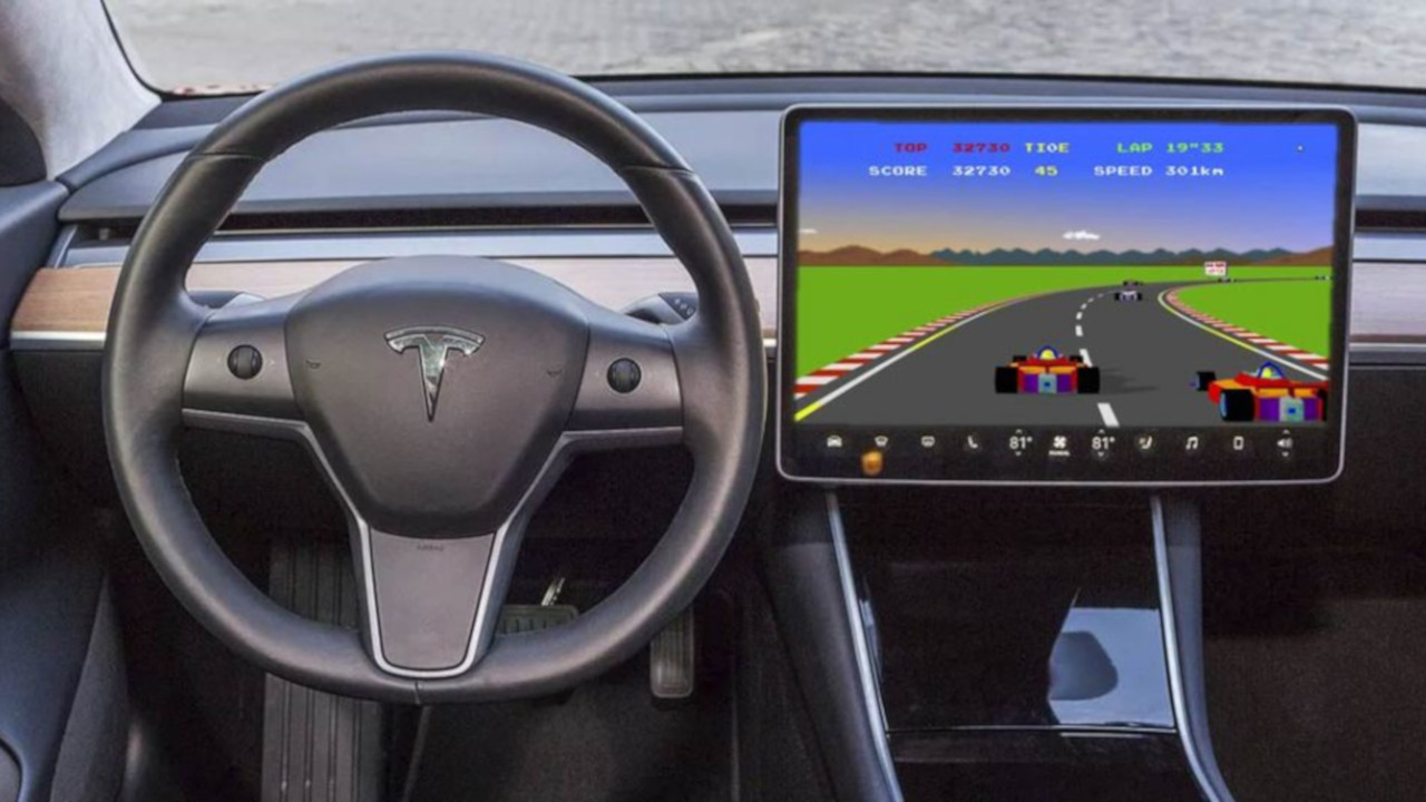 Elon Musk, videogiochi in realtà aumentata e multiplayer sulle proprie Tesla: anche durante la guida