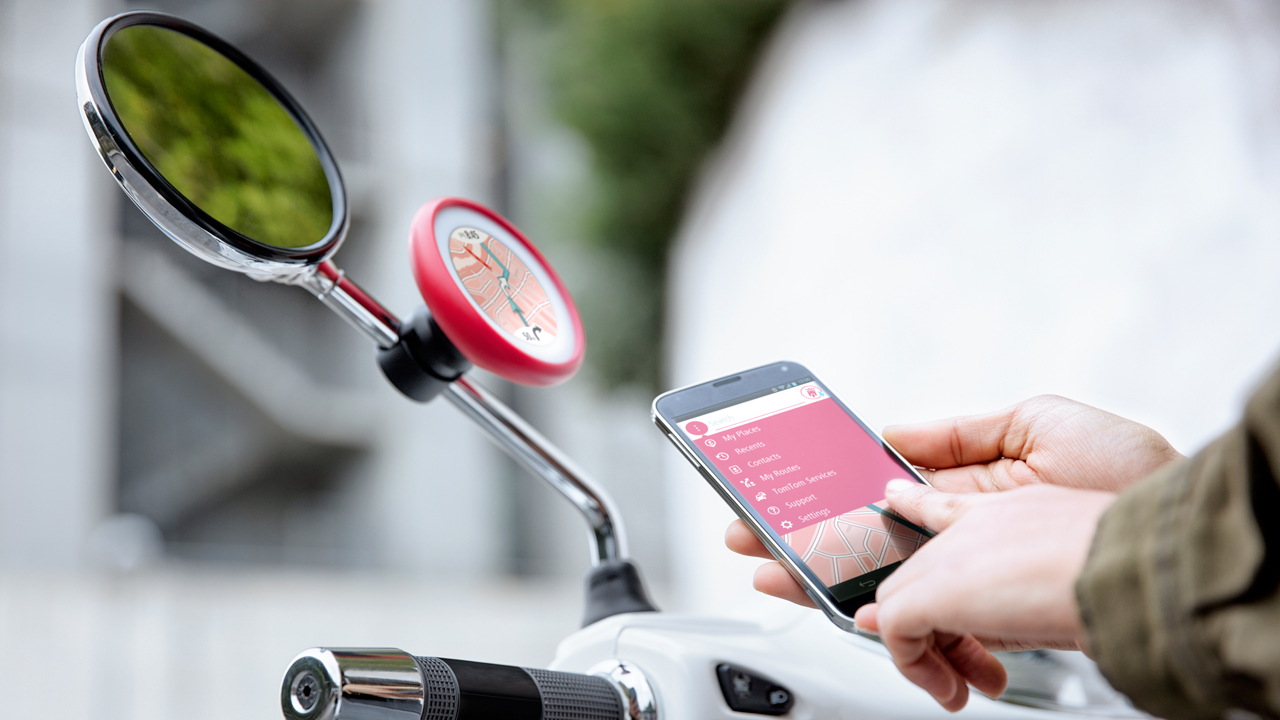 TomTom VIO, il navigatore GPS per scooter connesso allo smartphone