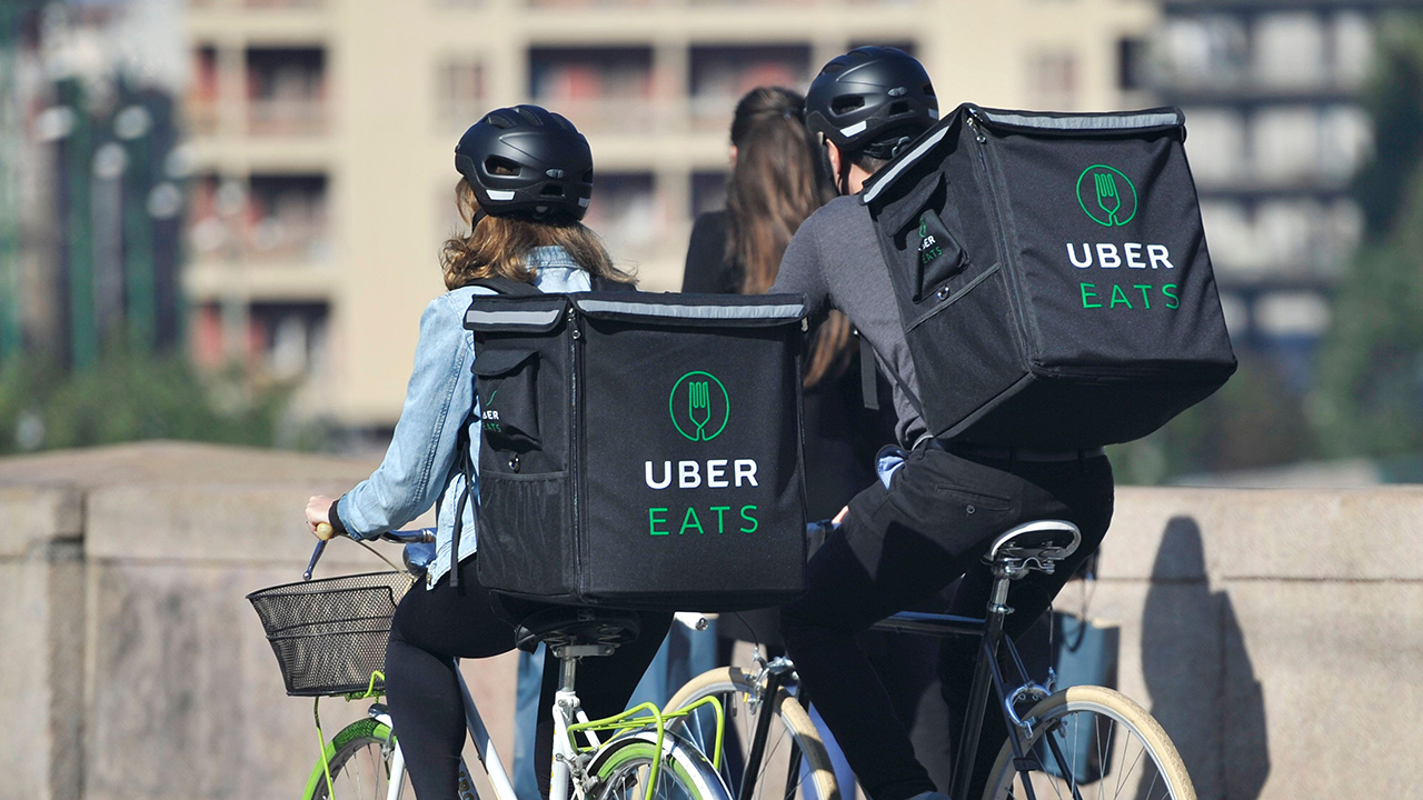 Uber Italy commissariata per caporalato sui rider di Uber Eats
