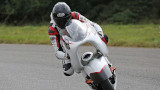 Primi test in pista per la WMC250EV: la moto elettrica ''col buco''