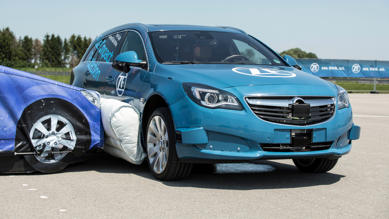 ZF presenta il primo sistema al mondo di airbag laterale esterno pre-crash