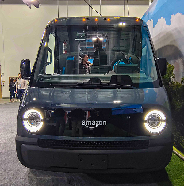 Amazon furgone elettrico consegne EDV 700 by Rivian BOS27
